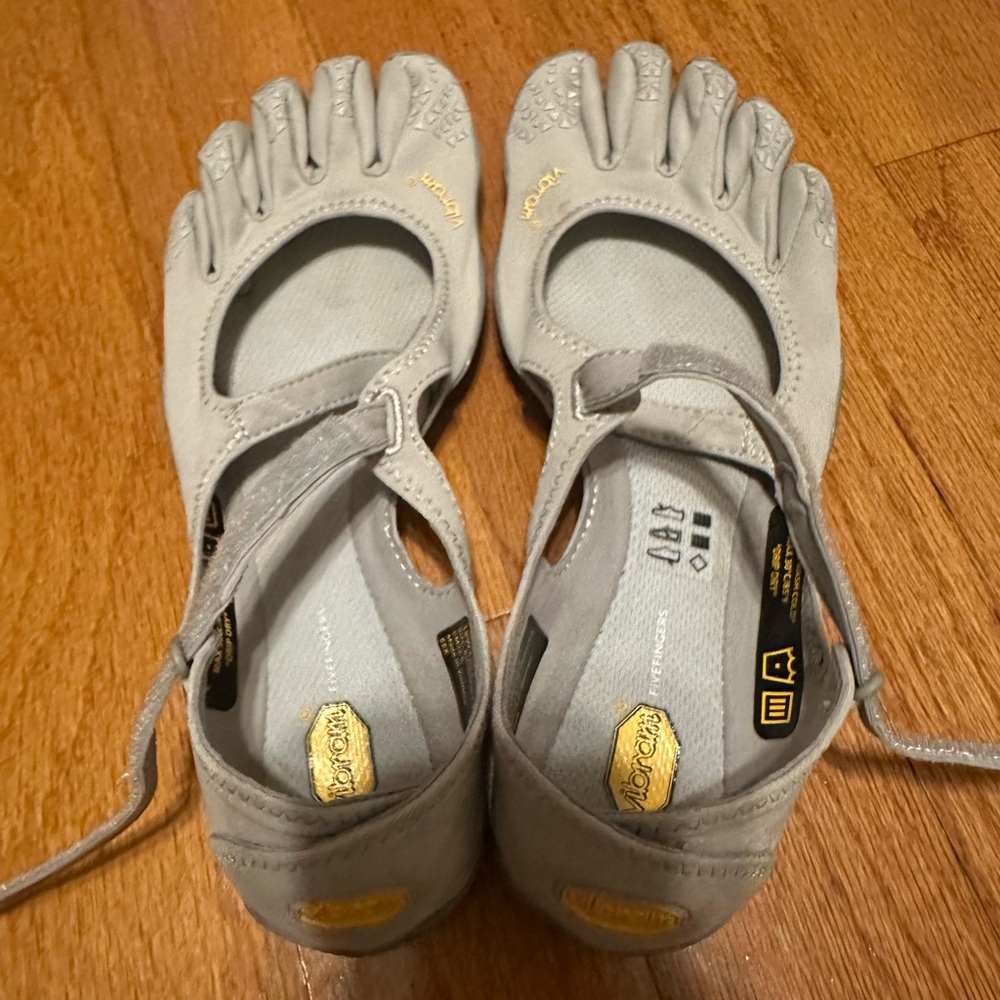 LIKE NEW VIBRAMS FIVE FINGERS V SOUL SIZE 38 silver gray color